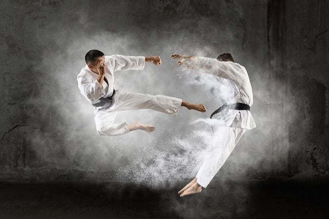 空手の蹴り技が決まった瞬間