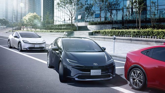 KINTO Unlimitedで追加できる駐車操作支援「アドバンストパーク（リモート機能付き）」（イメージ図）