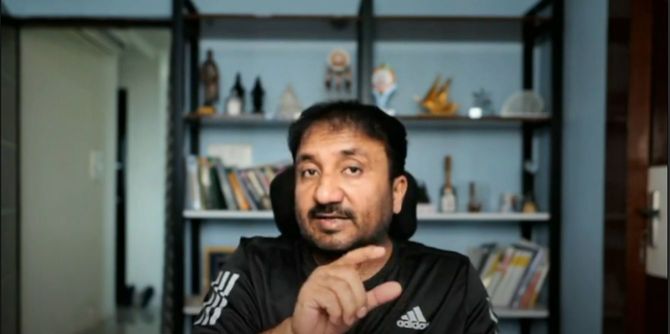 オンラインでインタビューを受けるアナンド・クマールさん