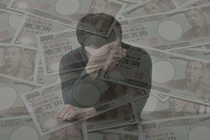 お金のトラブルについて考える人