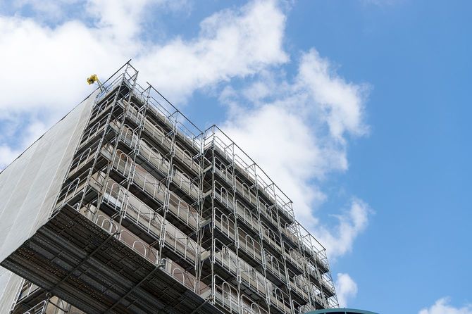 修理工事中のアパートの硬化シートと足場。硬化シート、足場