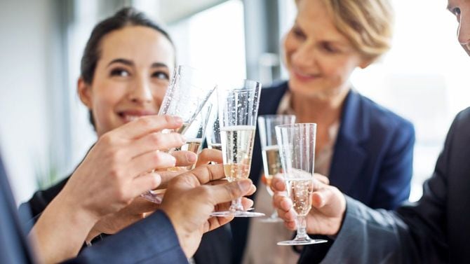 仕事仲間とシャンパンでお祝い