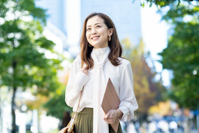 オフィスカジュアルスタイルで通勤する女性