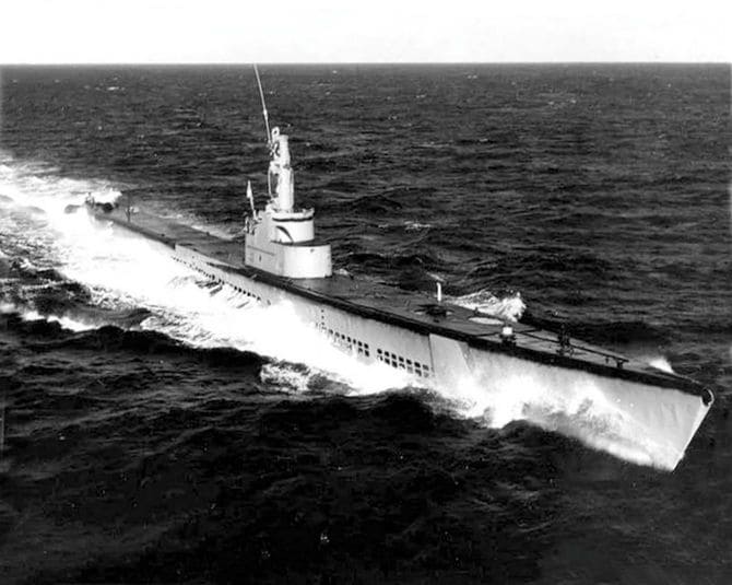 1950年代頃、航行中のアメリカ海軍潜水艦USSクイーンフィッシュ(SS-393)の右舷側からの写真