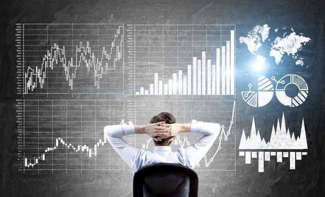 チャートの前に座っているビジネスマン