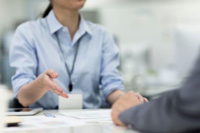 窓口で説明する女性