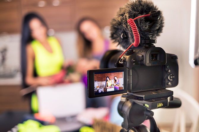自宅でビデオ撮影をしている女性たち