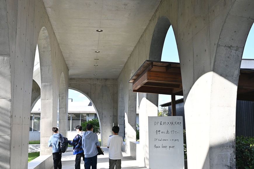 学校中心部にある「学びの回廊」。