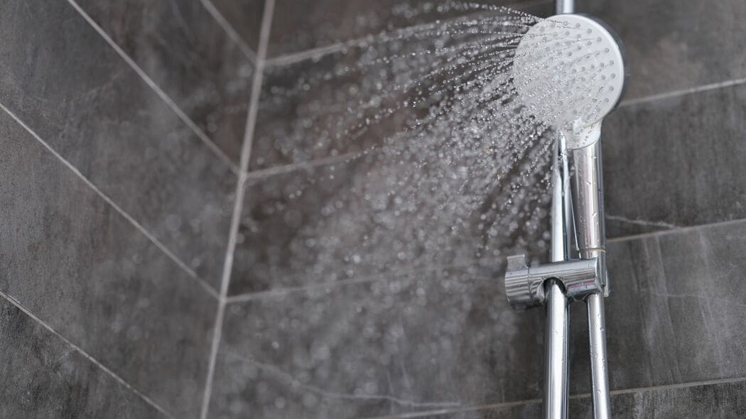 ｢疲れたからシャワーで済ませる｣は一番損…医師が｢寝る前にここだけは温めて｣と断言する体の部位