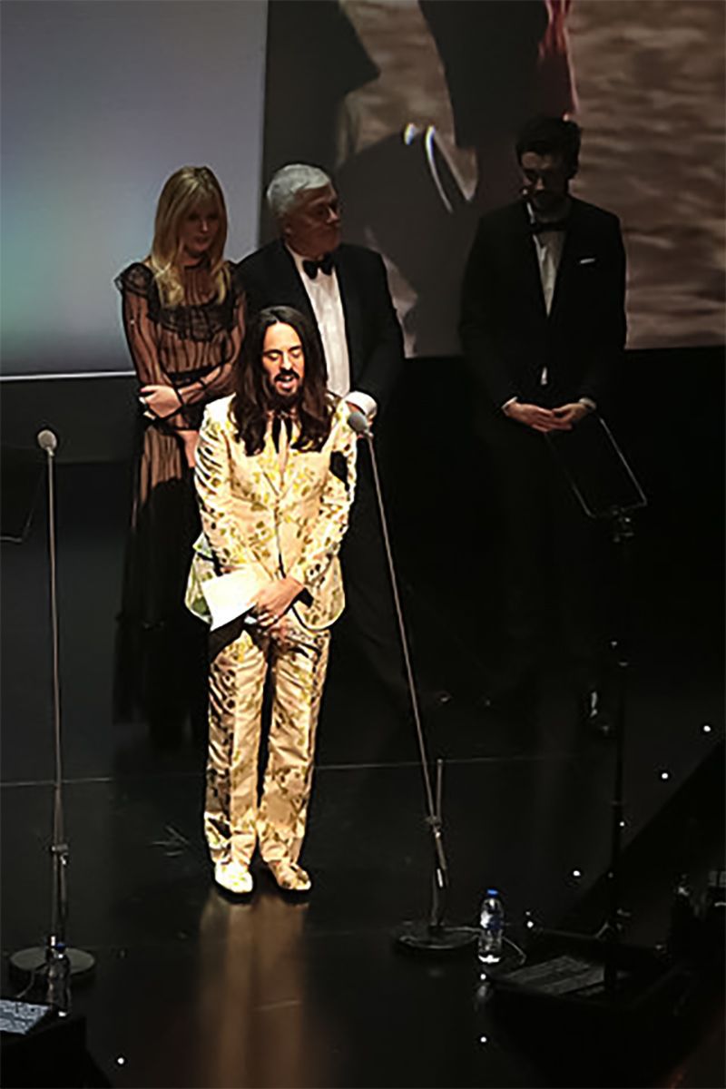 2015年、英国ファッション評議会で表彰されるアレッサンドロ・ミケーレ（グッチ・当時）