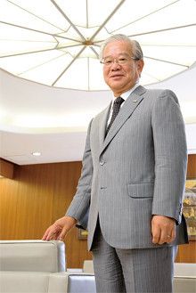 <strong>三井住友銀行頭取 三井住友FG会長 奥 正之</strong>●1944年、京都府生まれ。京都大学法学部卒業後、住友銀行（現・三井住友銀行）入行。シカゴ支店長、国際業務部長などを経て、2001年、三井住友銀行専務。03年、副頭取。05年より現職。みずほFGが大企業と中小企業で銀行を2つに分ける事業モデルを採っていたのに対し、奥氏は、「ワンバンク」体制を強化した。