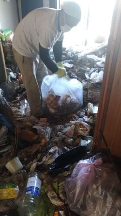 ゴミが積み重なった部屋