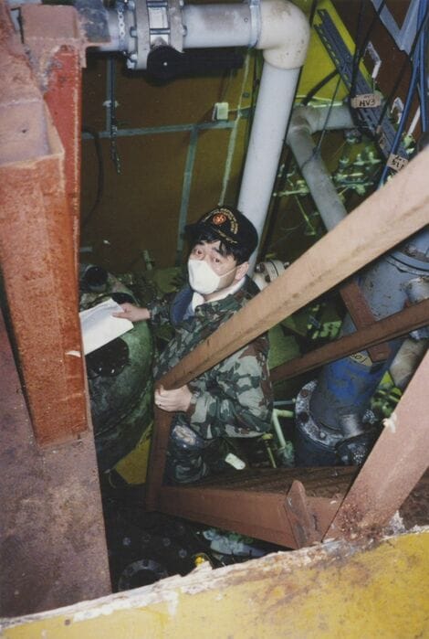 第7サティアン内部へ検証に向かう服藤さん