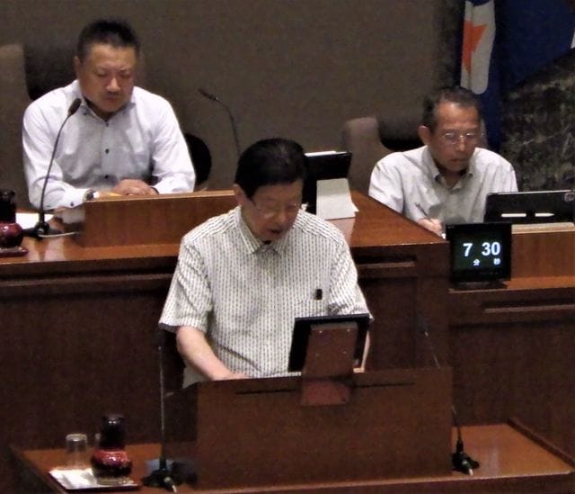 7月13日、9月県議会に給与等返上の条例案提出を表明した川勝知事(=静岡県議会本会議場)