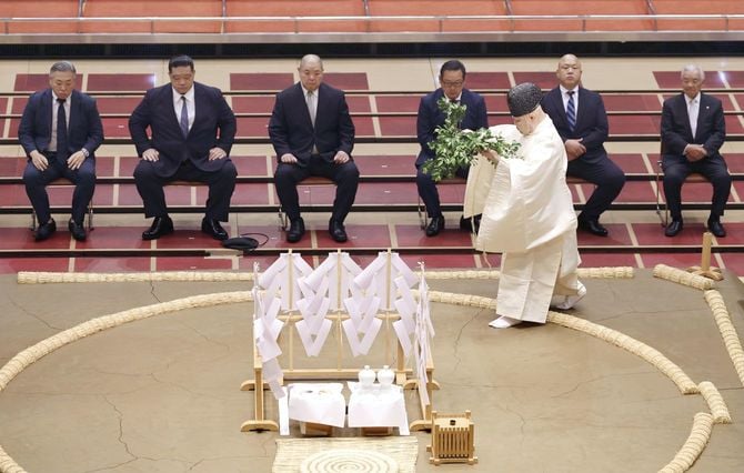 土俵祭りに出席した日本相撲協会の八角理事長（左から3人目）ら＝2026年5月9日、東京・両国国技館