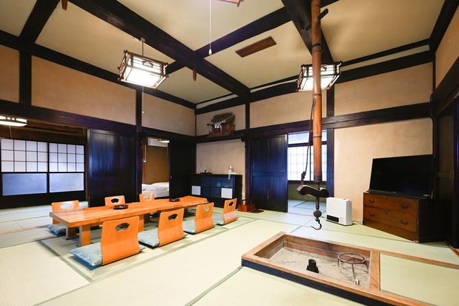 「閑静（かんせい）亭」。18畳の主室、6畳の和室、6畳のベッドルーム、5畳の板の間。最大8名まで宿泊可