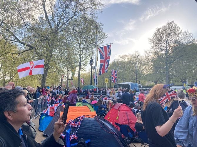 パレードを待つ人々