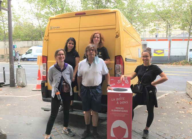 Règles Élémentairesは、フランスで初めて生理の貧困に取り組み始めた市民団体。手前の赤い箱で、新品の生理用品の寄付を募っている