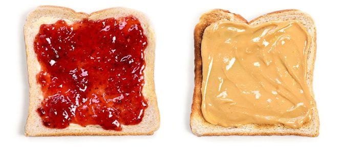 イチゴジャムとピーナッツバターのトースト