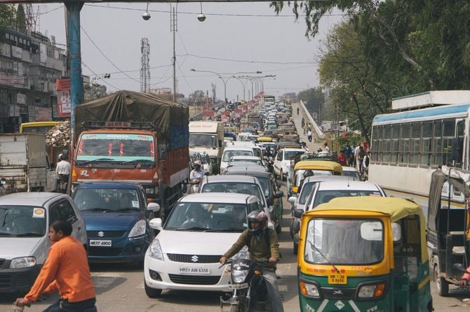 合流しようと列をなす車(ニューデリー、2014年3月)