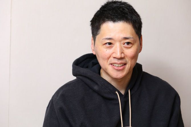 取材に応じる恩塚亨HC