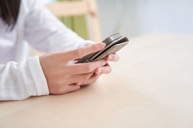 リビングルームでスマホを見る人