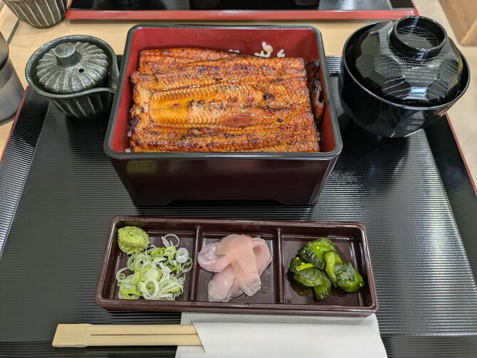 うな重「竹」。このボリュームで2600円(税込み)だ。