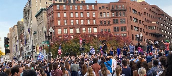 Queen“We Are The Champions”をアカペラで歌う。学生の街ボストンらしく若い層が多い