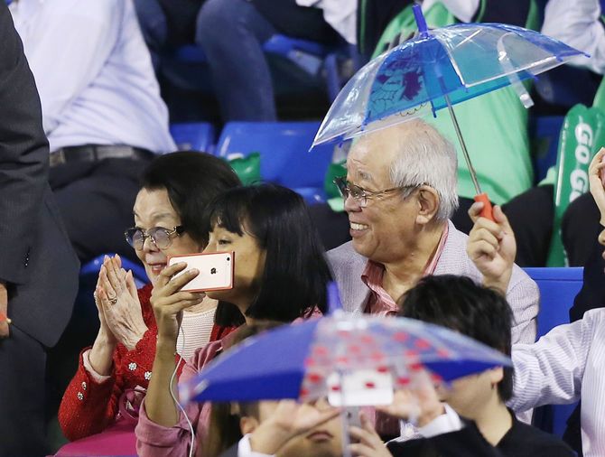 野村克也氏(右)、左は沙知代夫人