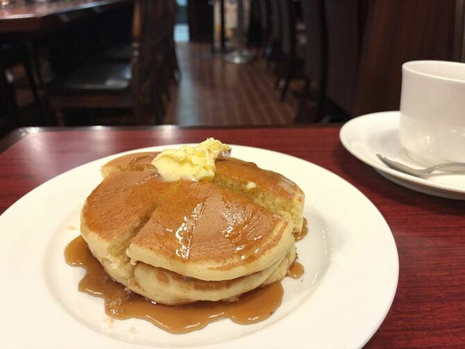 コーヒーまたは紅茶が付くホットケーキセットは1089円（撮影：筆者撮影）