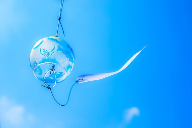 青空を背景にした風鈴