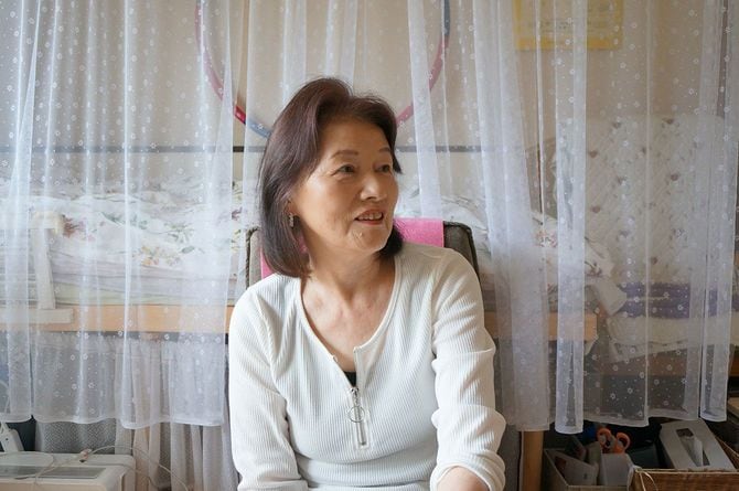 76歳。都内の団地でひとり暮らし。47歳での離婚を機に介護職へ転身、資格を取りながら娘2人を育てた。現在は月11万円の年金で生活費をまかないながら貯金も続けている。その家計の中身をYouTubeとブログで惜しみなく公開している。