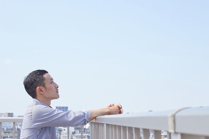 空を見上げる人