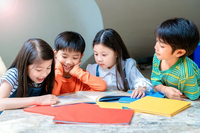 アジアの小さな子供たちが本を読む
