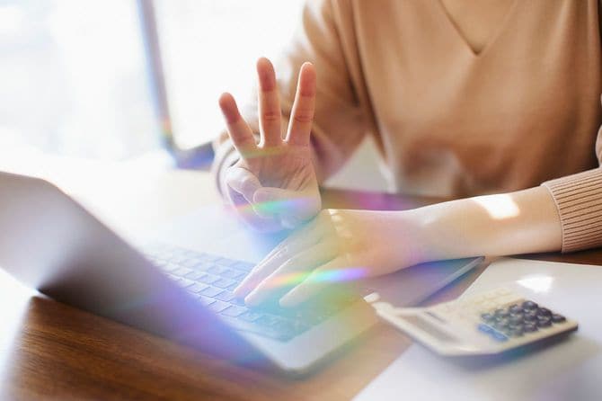 コンピュータを使った女