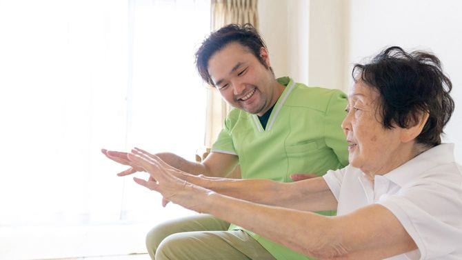 理学療法士と運動をしているシニア女性