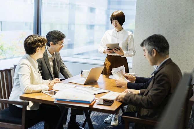 会議をしている人たち