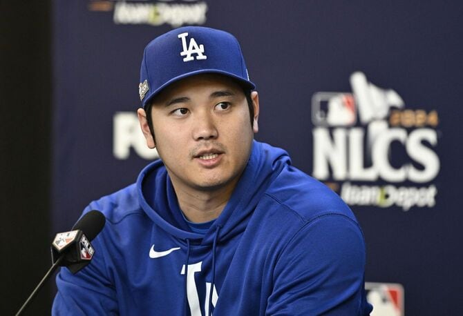 会見する大谷 リーグ優勝決定シリーズ