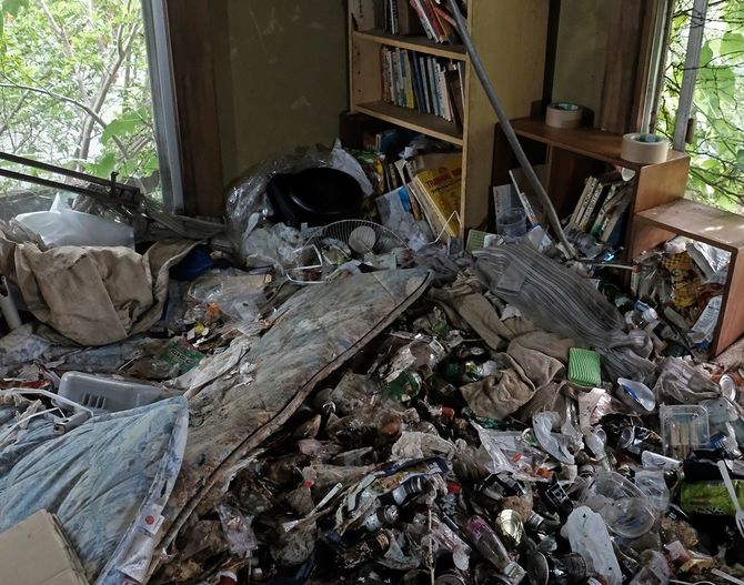 2階の居住スペース。この布団の上で、寝起きをしていたとみられる。