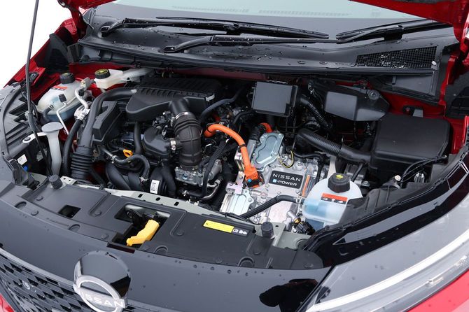 ノートオーラが搭載するe-POWER。直列3気筒1.2lエンジンによって発電する。ノートe-POWERも同じ仕組み