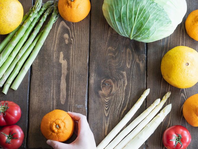 野菜や野菜、キャベツ、アスパラガス、マランダン、デコポンの果物。