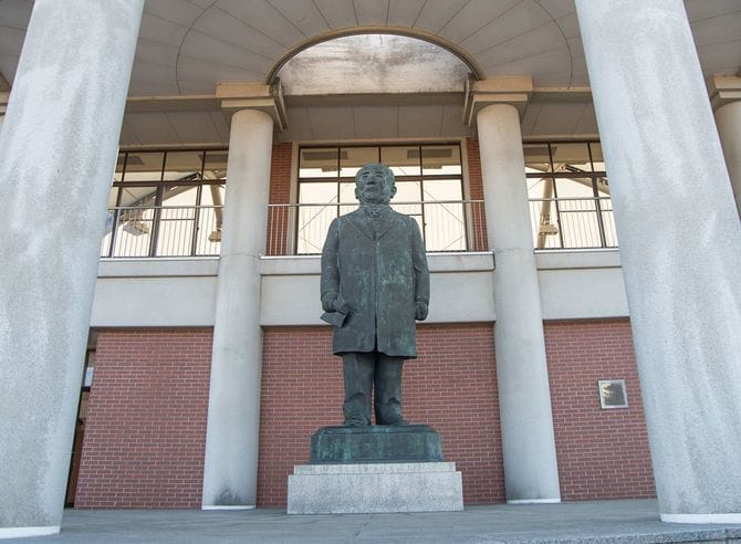 渋沢栄一記念館(埼玉県深谷市)に立つ渋沢像