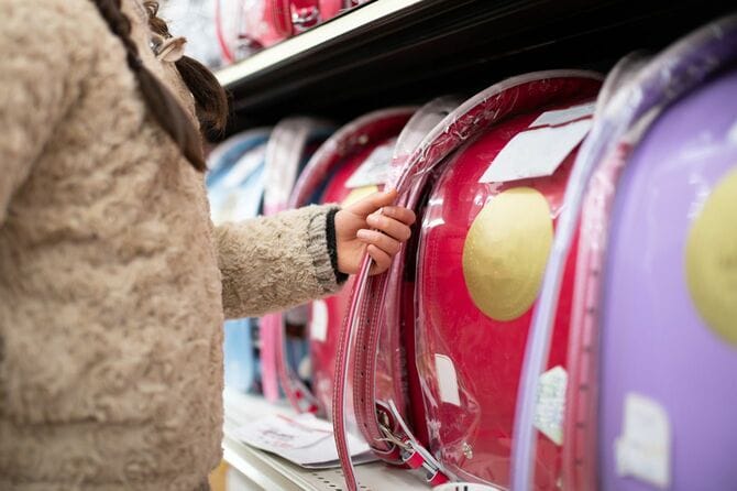 ランドセルを選ぶ子供