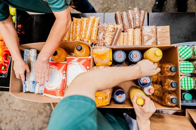 配給物資を用意するボランティア