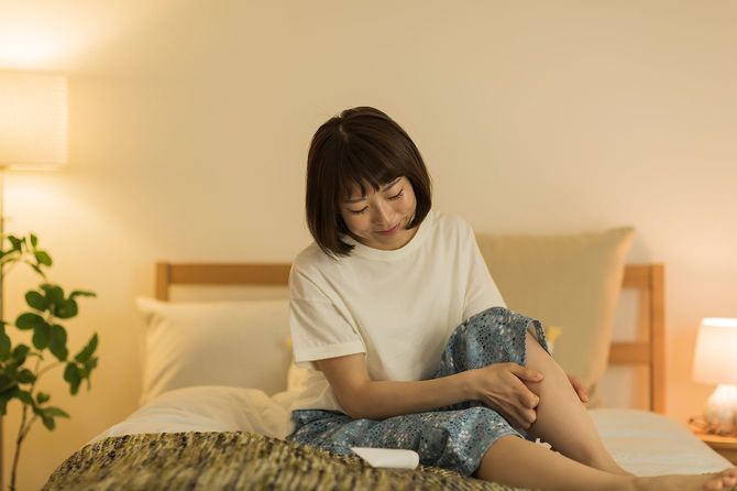 自宅で過ごす若い女性