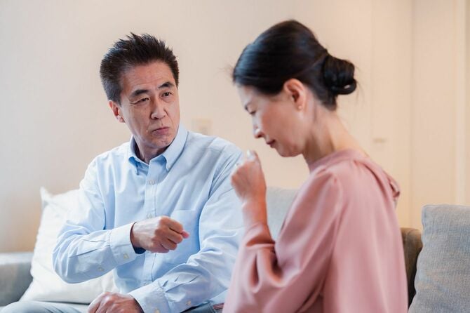 妻を叱責する夫