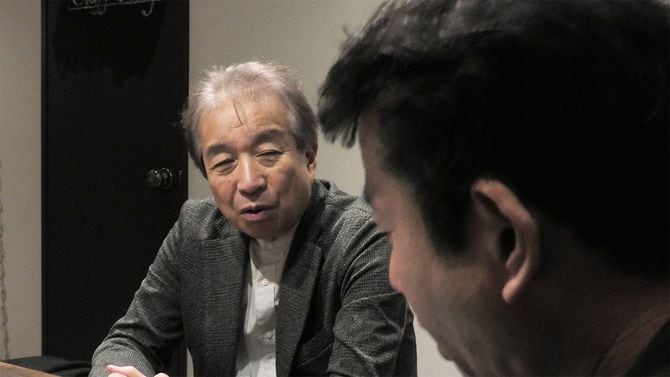 インタビューに応じる内村直尚理事長。都内のカフェにて。