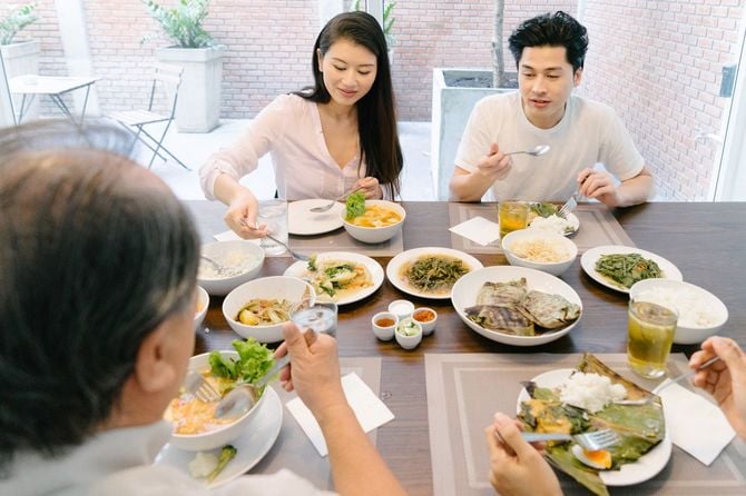 多世代家族の食卓