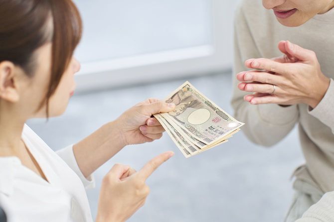 妻からお小遣いをもらう夫
