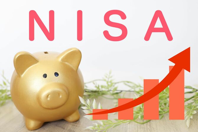 NISAの文字と貯金箱